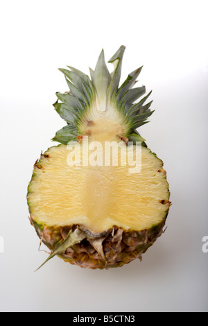 Goldene Ananas in zwei Hälften geschnitten Stockfoto