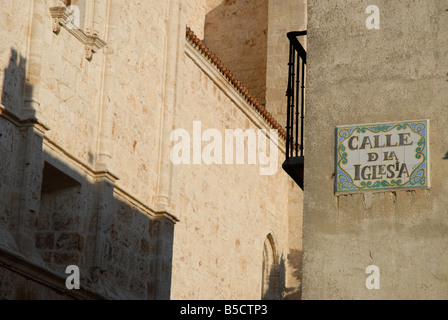 geflieste Zeichen "Calle De La Iglesia" am Haus neben der Kirche, Chinchon, Comunidad de Madrid, Spanien Stockfoto