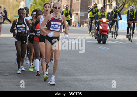 Frauen-Spitzenreiter und späteren Sieger Paula Radcliffe und 2. Platz Tara Goucher 2008 nyc Marathon in Brooklyn 4. ave Stockfoto