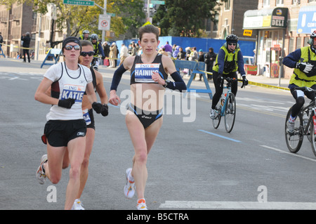 Frauen laufen im Wettbewerb in den jährlichen New York City-Marathon 2008 Stockfoto