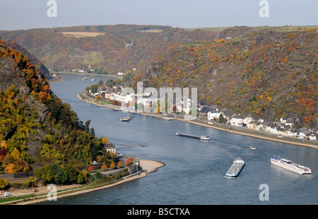 Schiffe im Rheintal bei St. Goarshausen, Herbst Stockfoto