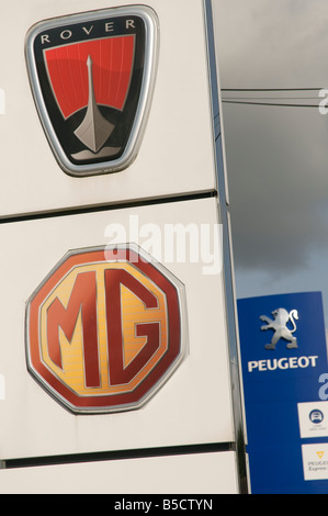 Peugeot Rover und MG Auto Hersteller Symbole auf Garage Vorplatz Stockfoto
