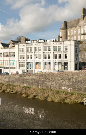 Towy Werke Baumarkt Carmarthen West Wales, an den Ufern des Flusses Towy mit der County Hall hinter Stockfoto