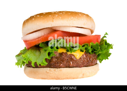 Einen dicken frische und saftige Hamburger mit allem Drum und dran isoliert auf weiss Stockfoto