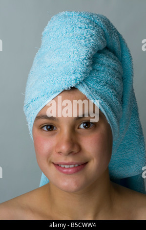 Hübsche junge Teenager mit Kopf nach dem Waschen Sie ihre Haare in ein Handtuch gewickelt Stockfoto