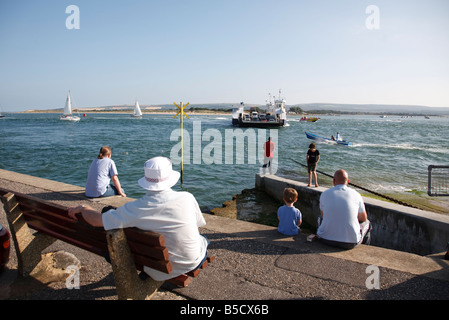 die Sandbänke Autofähre mit Studland Beach im Hintergrund am belebten Eingang zum Hafen von Poole Stockfoto