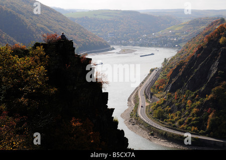 Wanderer, die den Blick auf das Rheintal Stockfoto