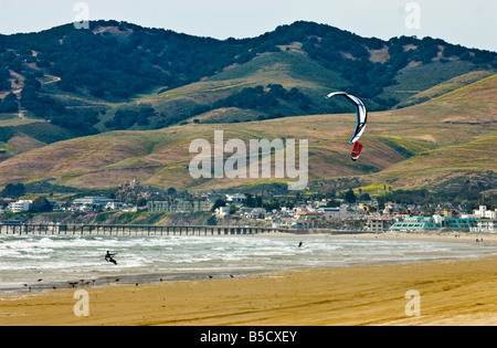 Zwei Personen Kite-surfen mit der Stadt von Pismo Beach California im Hintergrund Stockfoto