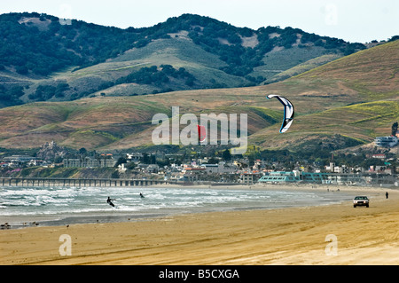 Zwei Personen Kite-surfen mit der Stadt von Pismo Beach California im Hintergrund Stockfoto