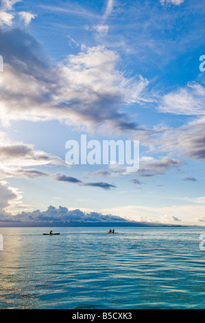 Zwei Fischer in Kanus mit Abendsonne Stockfoto