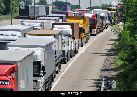 M25 Autobahn lange Schlange von LKW im Stau festgefahrene Stockfoto