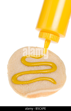 Hamburgerbrötchen mit Senf Ausbreitung isoliert auf weiss Stockfoto