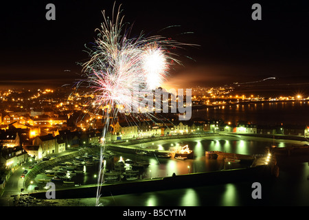 Offizielle Feuerwerk in der Stadt Stonehaven, Aberdeenshire, Schottland, UK, gesehen vom Hafen entfernt. Stockfoto