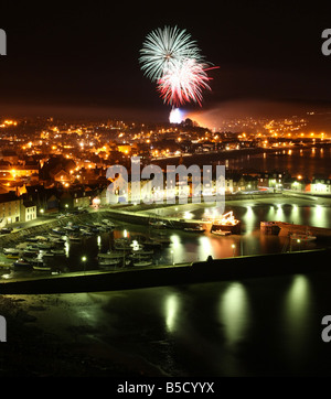 Offizielle Feuerwerk in der Stadt Stonehaven, Aberdeenshire, Schottland, UK, gesehen vom Hafen entfernt. Stockfoto