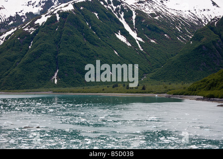 Schneebedeckte Berge und Eisstrom in den Gewässern in der Nähe von Hubbard-Gletscher in Alaska Stockfoto