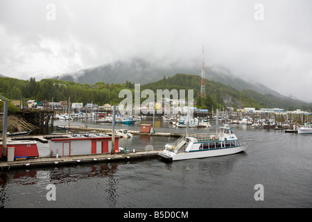 Nebel rollt sich im Yachthafen in Ketchikan Alaska Stockfoto