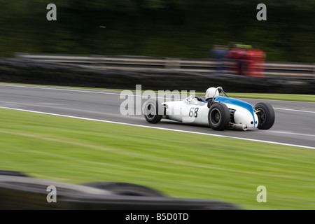 Sehr langsame Verschlusszeit von einem schnell bewegten klassischen Sportwagen in der Hitze des Gefechts. Stockfoto