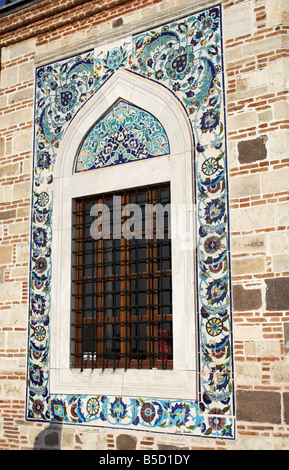 Fenster und Fliesen der Konak-Moschee-Izmir-Türkei Stockfoto