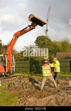 Arbeiter Betonpfähle Stahl Armierungseisen einlegen. Stockfoto