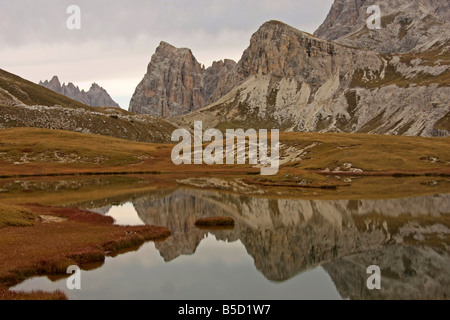 Bergsee in den Sextener Dolomiten in der Nähe der Tre Cime di Lavaredo im Nordosten Italiens Stockfoto