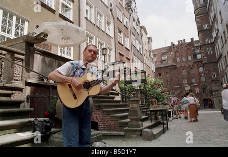 Mann spielt Gitarre in der Altstadt in Danzig, Polen Stockfoto