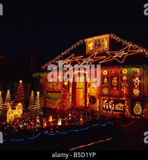 Haus in Weihnachtsbeleuchtung, bedeckt, Europa Stockfoto