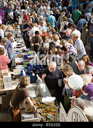 Menschenmassen auf Abergavenny Food Festival Wales UK Stockfoto