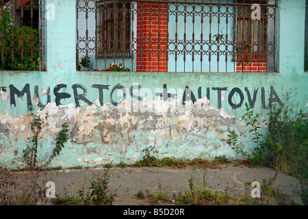 "Muertos y Autovia" / "Todesfälle und Autobahn" Graffiti, Panamerican Highway, Ecuador Stockfoto