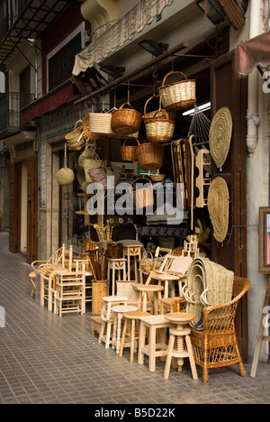 Verkauf von Holz Möbel und Korbwaren in der Innenstadt von Valencia in der spanischen Region Valencia gemacht Handwerksladen Stockfoto
