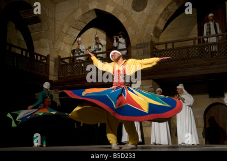 Wirbelnder Derwisch oder Darvish Leistung von Al tannoura ägyptischer Geschichte Tanzgruppe am Wekalet el Ghouri Arts Center in der Altstadt von Kairo Ägypten Stockfoto