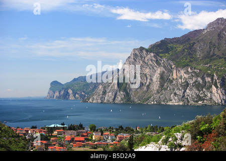 Gardasee mit Riva del Garda Stockfoto