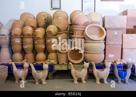 Steingut Blumentöpfe im Shop bei Henry Watson Töpfereien am Wattisfield in Suffolk, UK Stockfoto