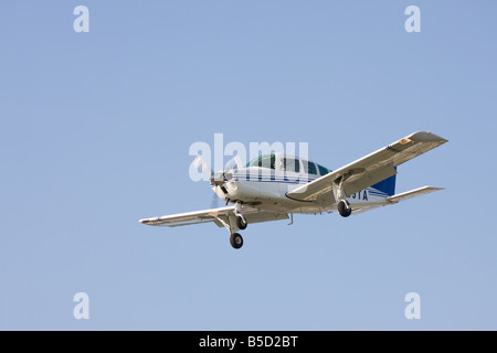 Beech C24R Sierra 200 N39TA im Endanflug mit Fahrgestell bis auf Sandtoft Flugplatz landen Stockfoto