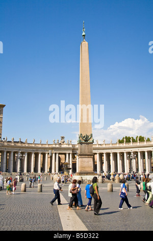 Obelisk und Touristen in Sankt Peter Platz, Piazza San Pietro, Vatican Stadt, Rom, Italien Stockfoto