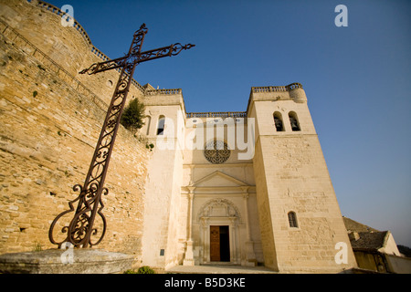 Grignan Schloss. Drome Frankreich. Kirchplatz. Eisernes Kreuz.  blauer Himmel horizontale 81101 Grignan Stockfoto