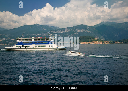 AUSFLUGSBOOTE AM COMER SEE-BELLAGIO IM HINTERGRUND ITALIEN EUROPA Stockfoto