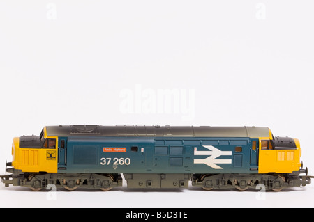 Nahaufnahme von Hornby elektrische Klasse 37 Diesel Modell Zug in blauen und gelben Livree erschossen vor einem weißen Hintergrund (Ausschneiden) Stockfoto