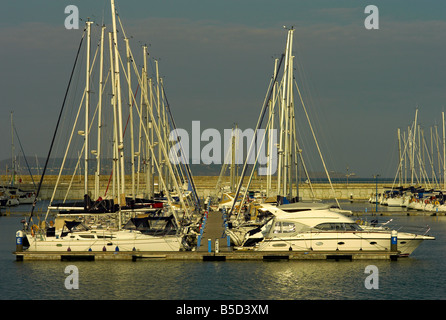 Ein Hafen voll mit kleinen Yachten Dun Laoghaire Co Dublin Irland Stockfoto