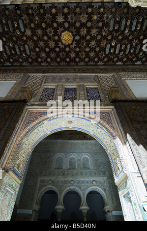 Der Botschafter-Halle mit drei Hufeisen Bögen, Real Alcazar, Santa Cruz Viertel, Sevilla, Andalusien (Andalusien), Spanien Stockfoto