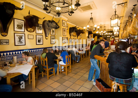 Tapas-Bar und Restaurant in der Gegend von El Arenal in der Nähe der Stierkampfarena, Sevilla, Andalusien, Spanien, Europa Stockfoto