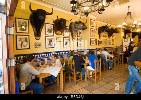 Tapas-Bar und Restaurant in der Gegend von El Arenal in der Nähe der Stierkampfarena, Sevilla, Andalusien, Spanien, Europa Stockfoto