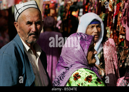 Usbekische Greis mit seiner Frau Verkaufsoffener Sonntagsmarkt in Urgut, Usbekistan, Zentralasien Stockfoto