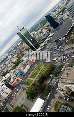 Geneigte Porträt, Skyline Luftbild von Hauptbahnhof, Bus Station & Marriott Hotel-Hochhaus in Śròdmieście, Warschau, Polen Stockfoto