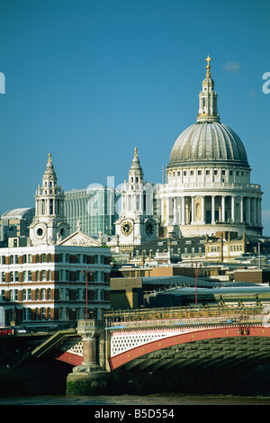 St Pauls Cathedral aus dem Thames Embankment London England Großbritannien Europa Stockfoto