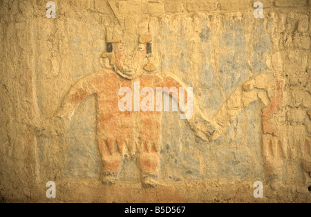 Nahaufnahme von Fries zeigt Beamte oder Priester, Huaca El Brujo, in der Nähe von Trujillo, Peru Stockfoto