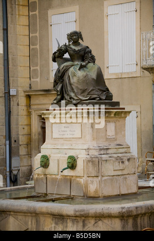 Statue von Mme de Sevigne in Grignan, Drome Frankreich.  blauer Himmel vertikale 81107 Grignan Stockfoto