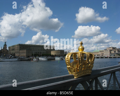 Blick vom Skeppsholmbron über Norrström gegenüber dem schwedischen königlichen Schloss Stockfoto