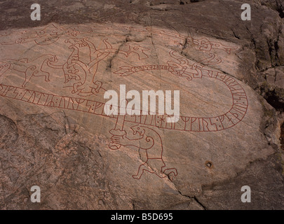 Runenstein aus 1040 n. Chr. unter Bezugnahme auf Sigurd, Drachenkiller, Sundbyholm, in der Nähe von Eskilstuna, Sodermanlandslan, Schweden Stockfoto