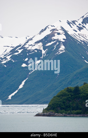 Schneebedeckte Berge und Eisstrom in den Gewässern in der Nähe von Hubbard-Gletscher in Alaska Stockfoto