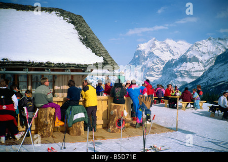 Menschen nehmen Sie eine Pause vom Skifahren in Berg bar Wengen Berner Oberland Schweiz Europa Stockfoto